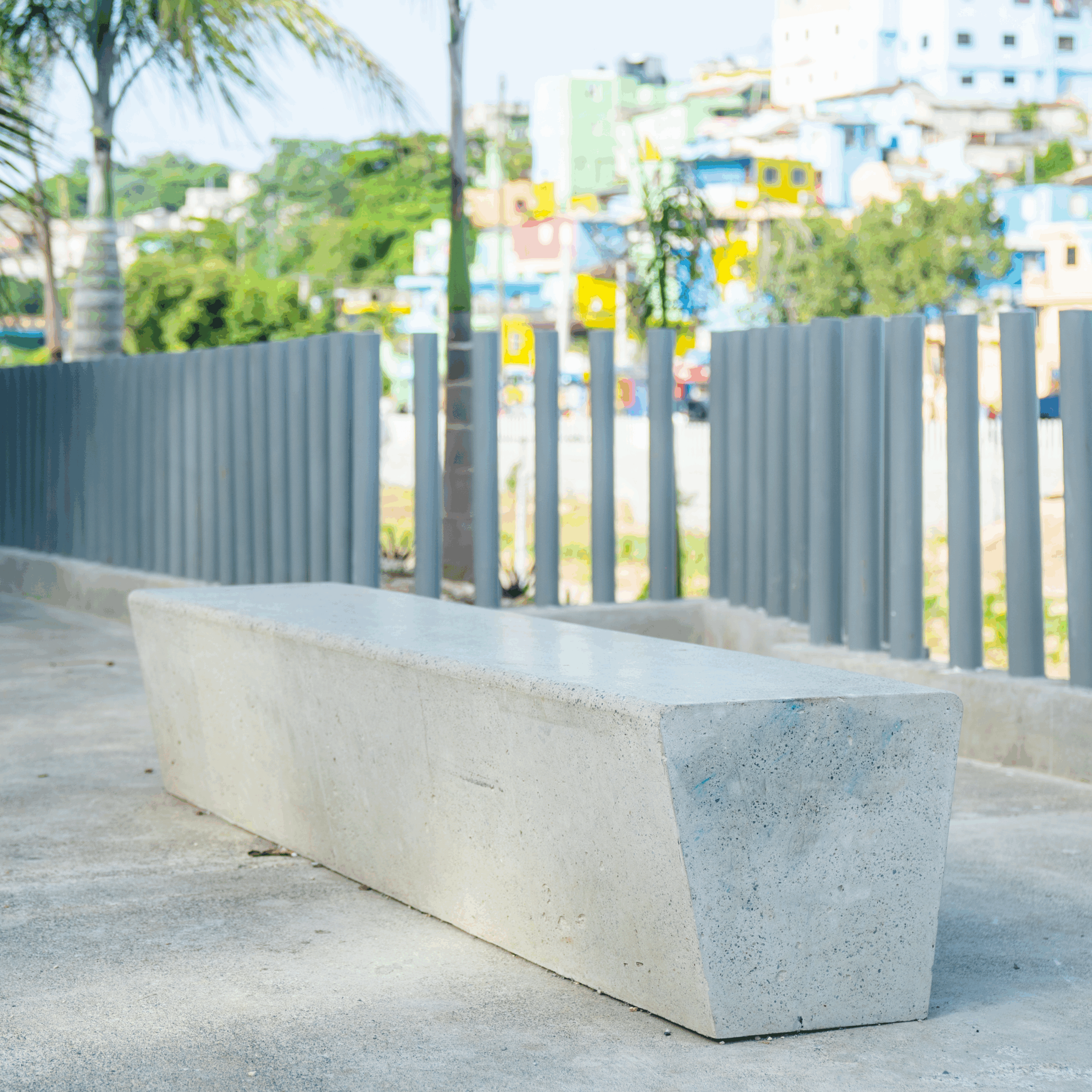 "Diseño de parque comunitario con mobiliario urbano en concreto por Gola Urbano en República Dominicana"