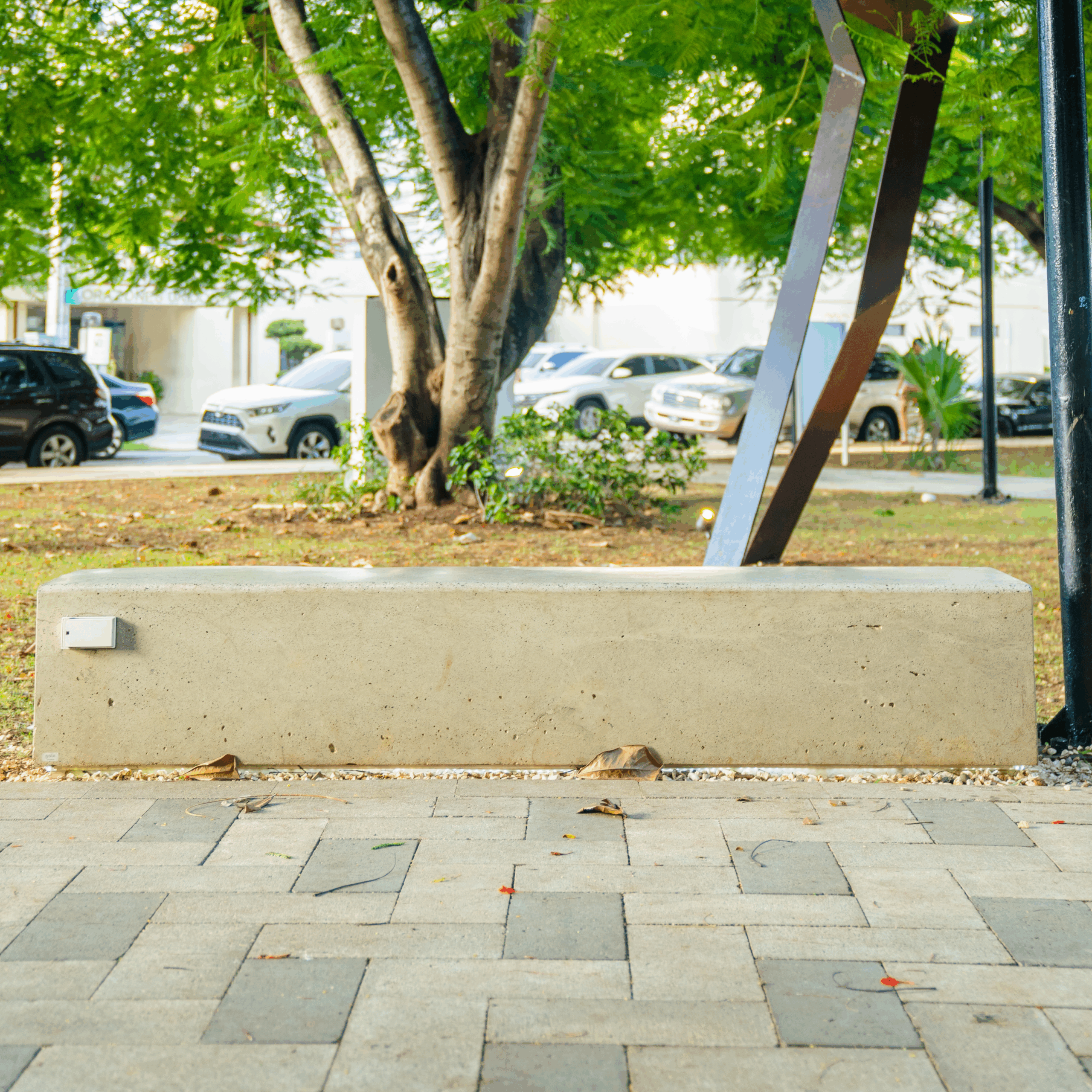 "Banco de apoyo de Gola Urbano en parque comunitario residencial con ambiente familiar"