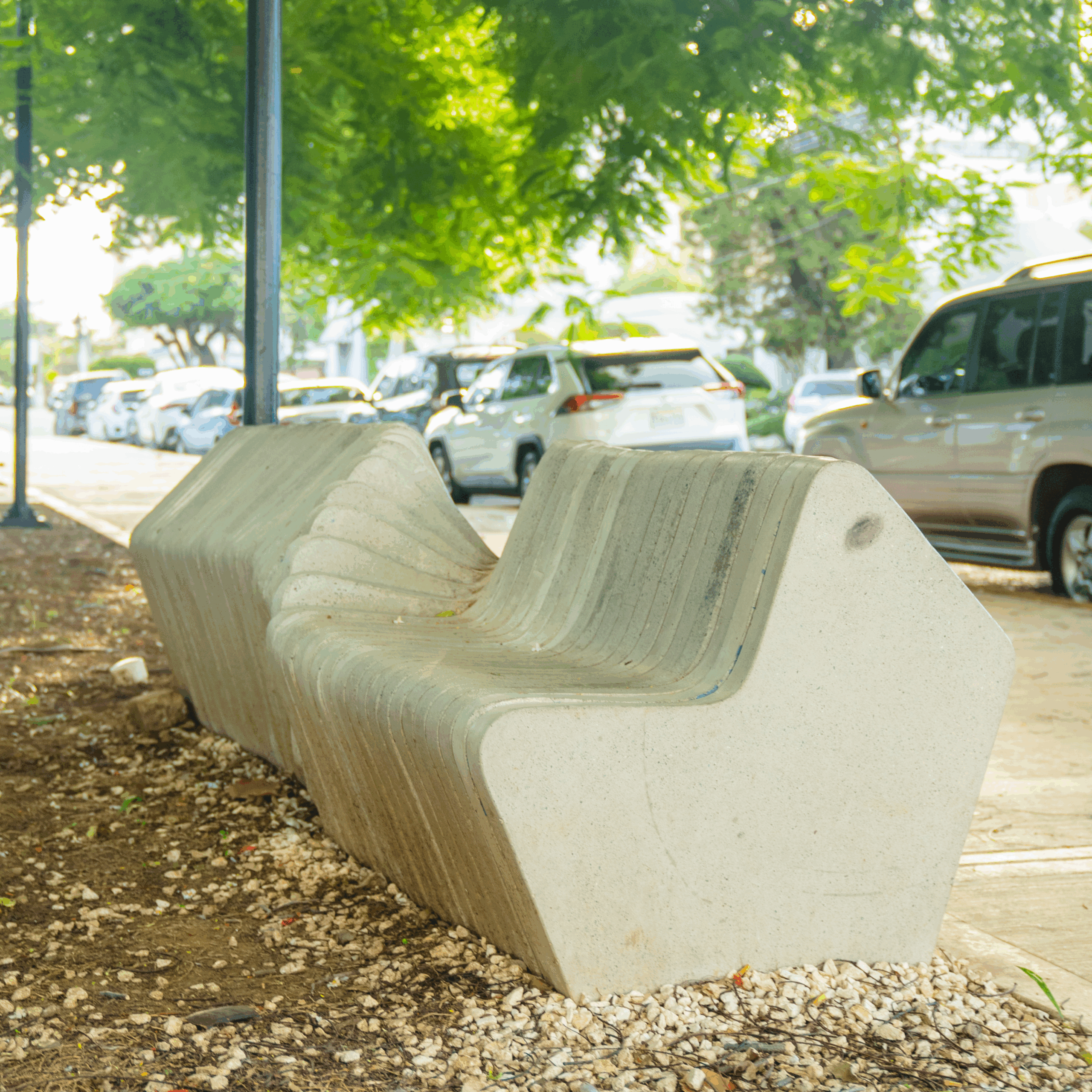 "Parque con mobiliario de concreto instalado por Gola Urbano en zona residencial"