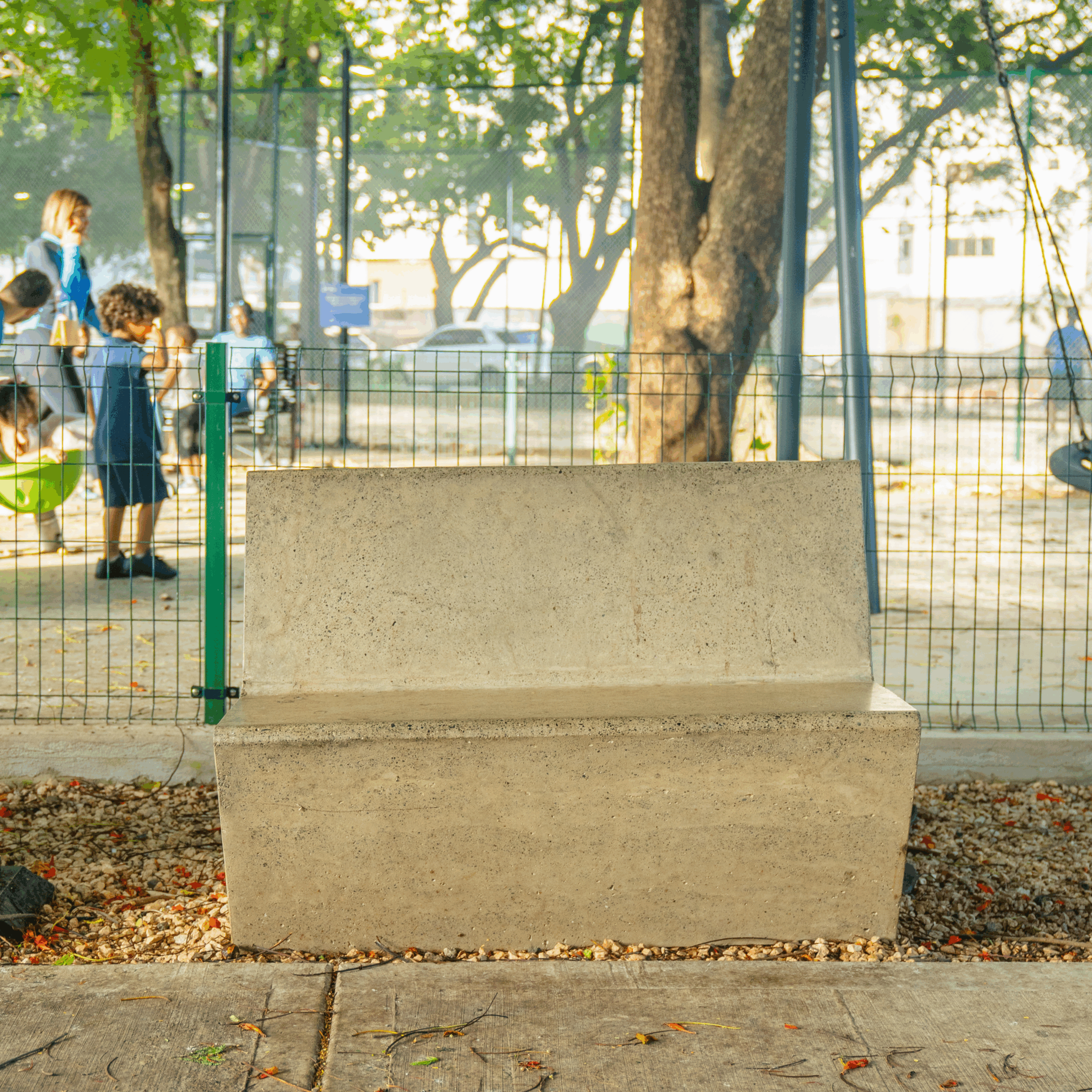 "Espacio público residencial con mobiliario urbano para descanso familiar y juegos infantiles"