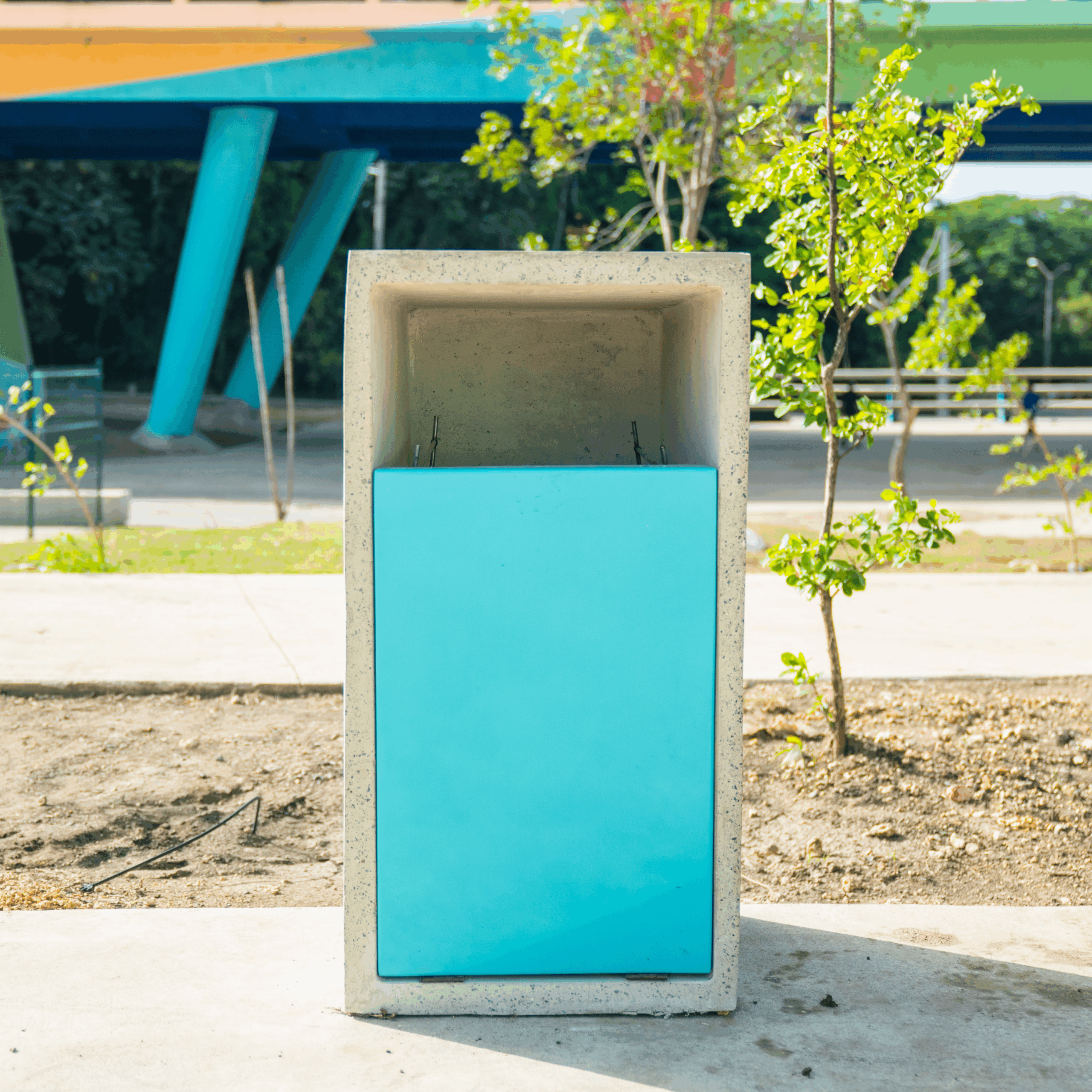 "Basureros de cemento reforzado y tapa en fibra de vidrio color azul claro"
