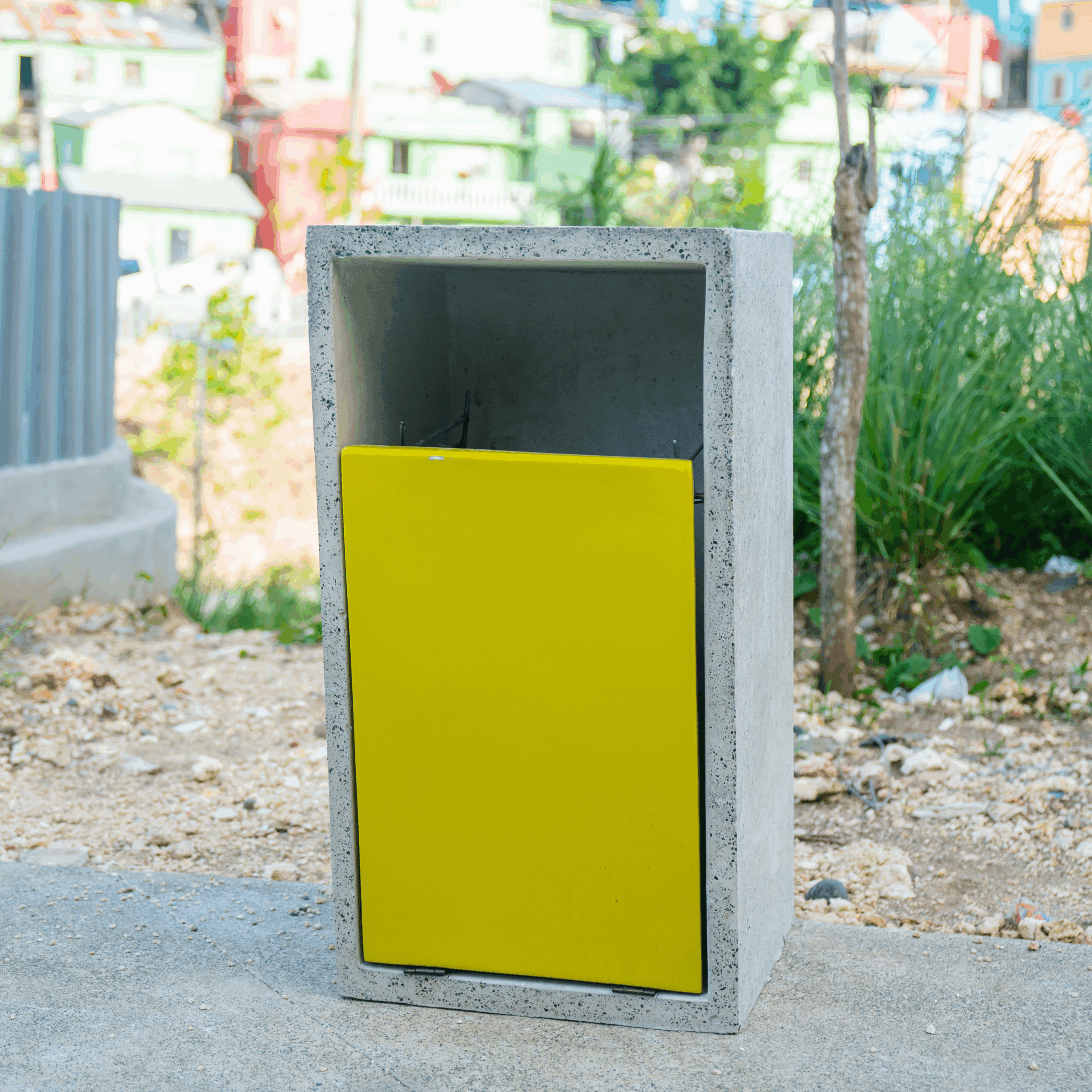 "Mobiliario urbano con basurero en concreto y fibra de vidrio en color amarillo"