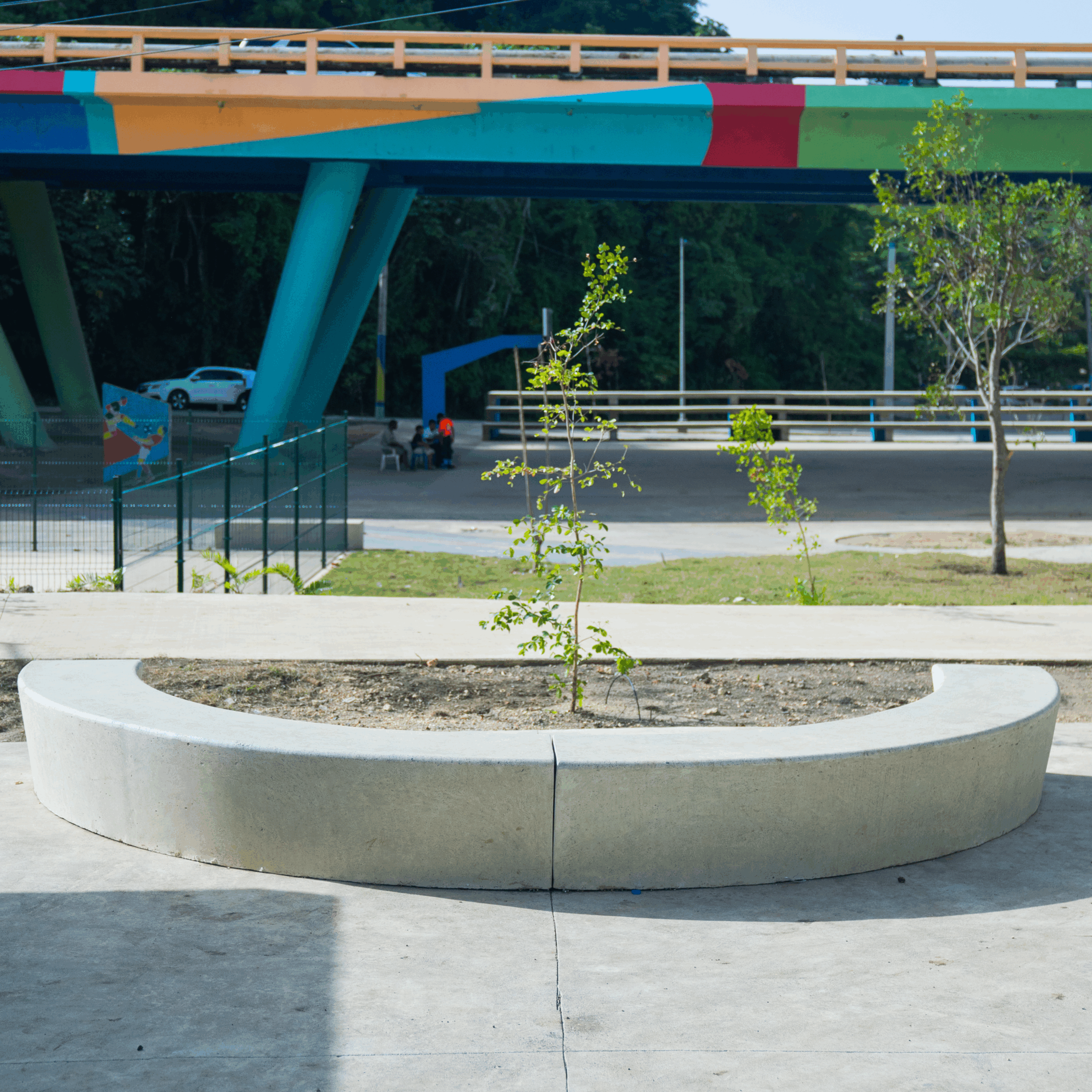 "Diseño de jardineras en concreto para espacios públicos, parques y áreas comunes residenciales y hoteleras en República Dominicana"