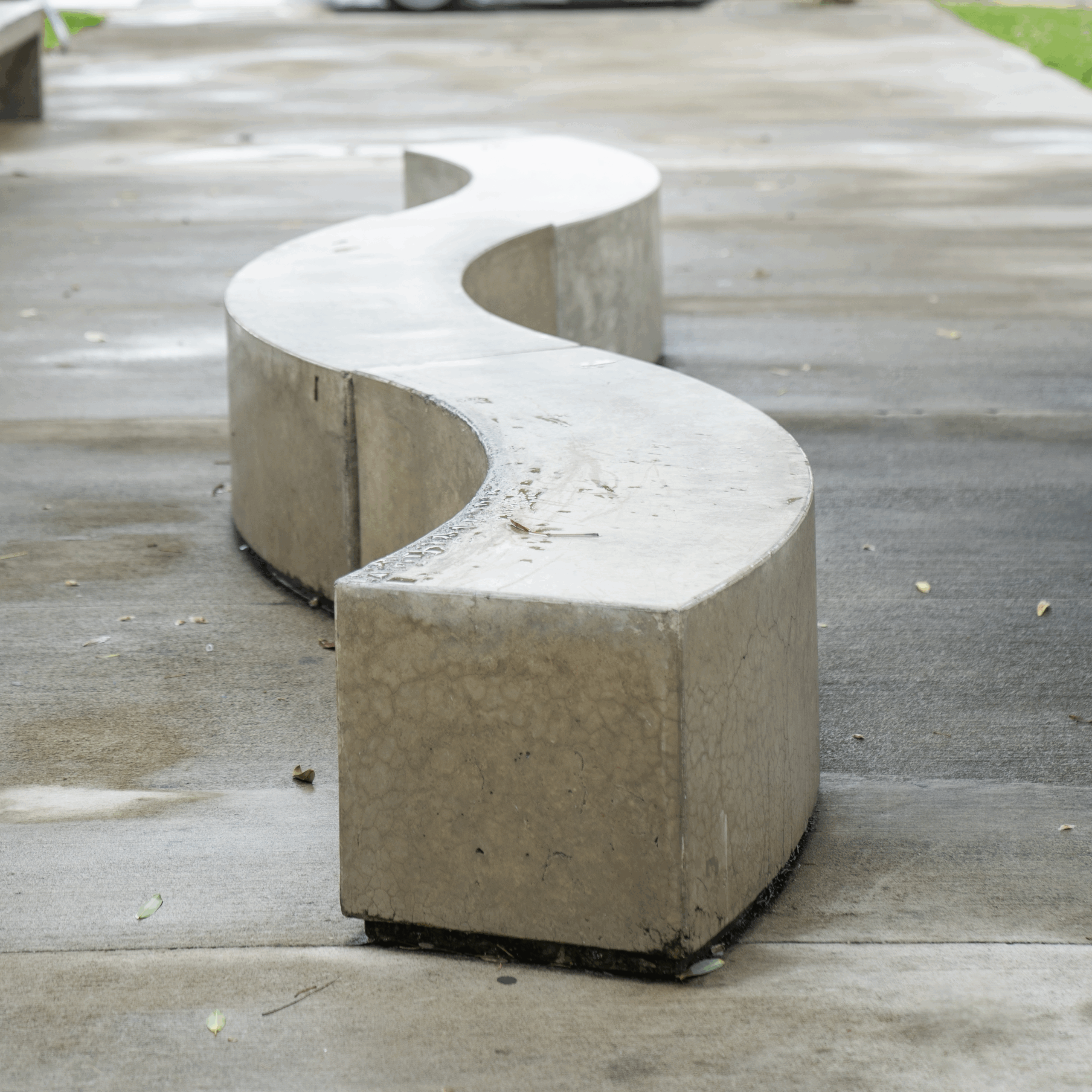 "Bancos curvos de concreto instalados por Gola Urbano en parque público de República Dominicana"