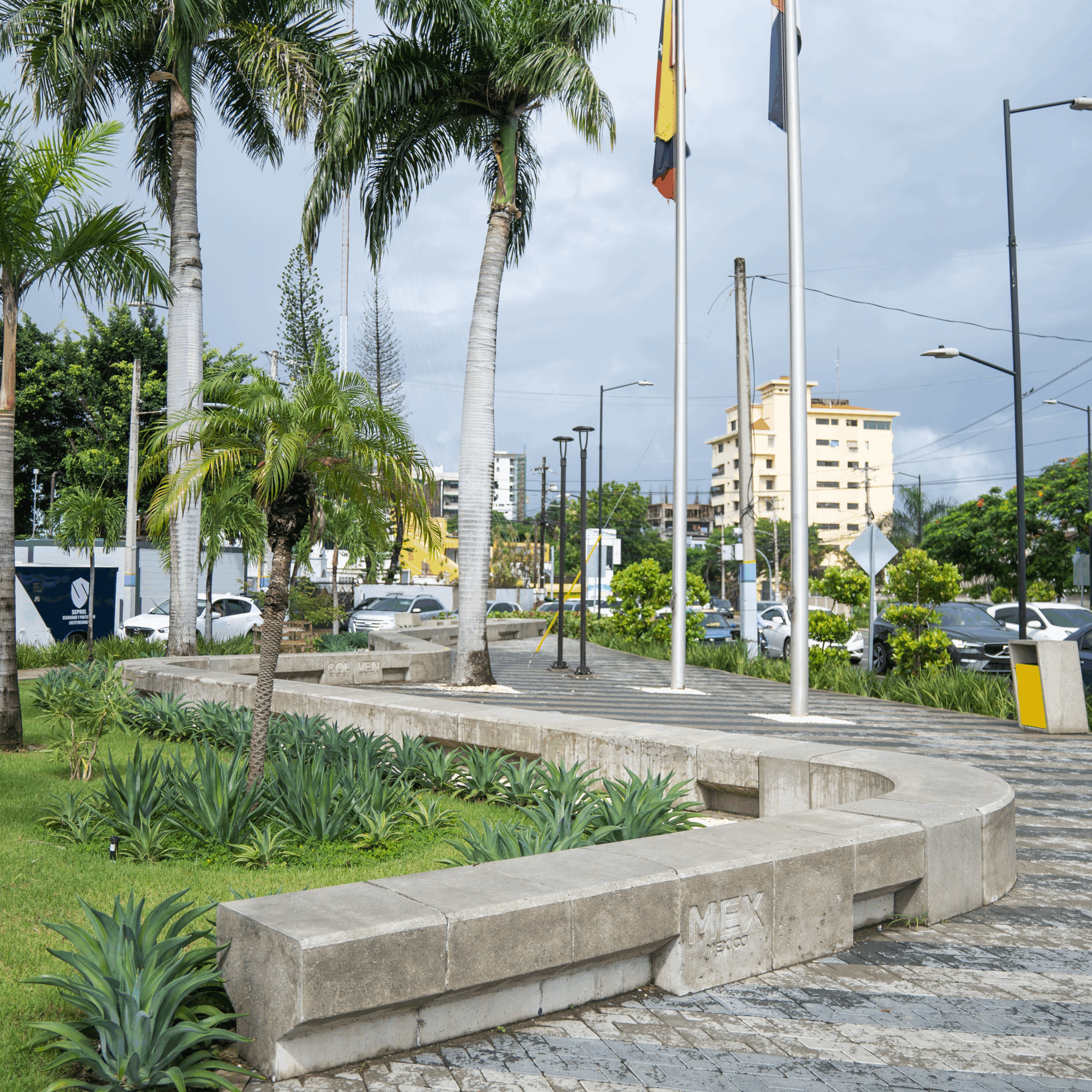 "Bancos en concreto en forma curva para proyectos de urbanismo en República Dominicana"