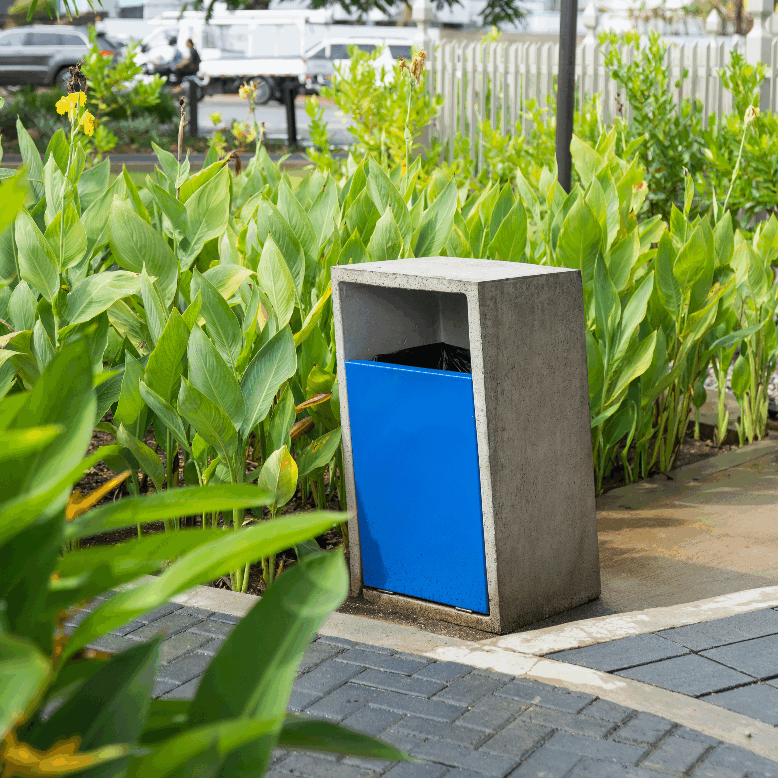 "Basurero en concreto reforzado con tapa de fibra de vidrio color azul"