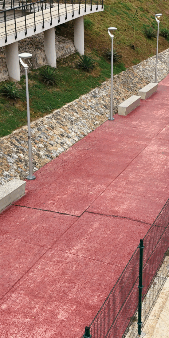 "Bancos rectos en concreto para parque que conecta varios sectores en Santiago, Republica Dominicana"